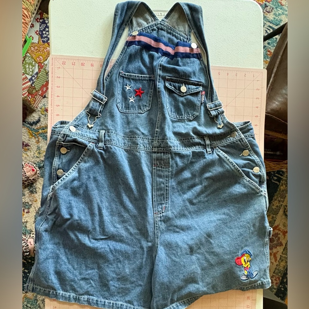Warner Bros. Looney Tunes overall shorts with stars and Tweety patches. Sz22w